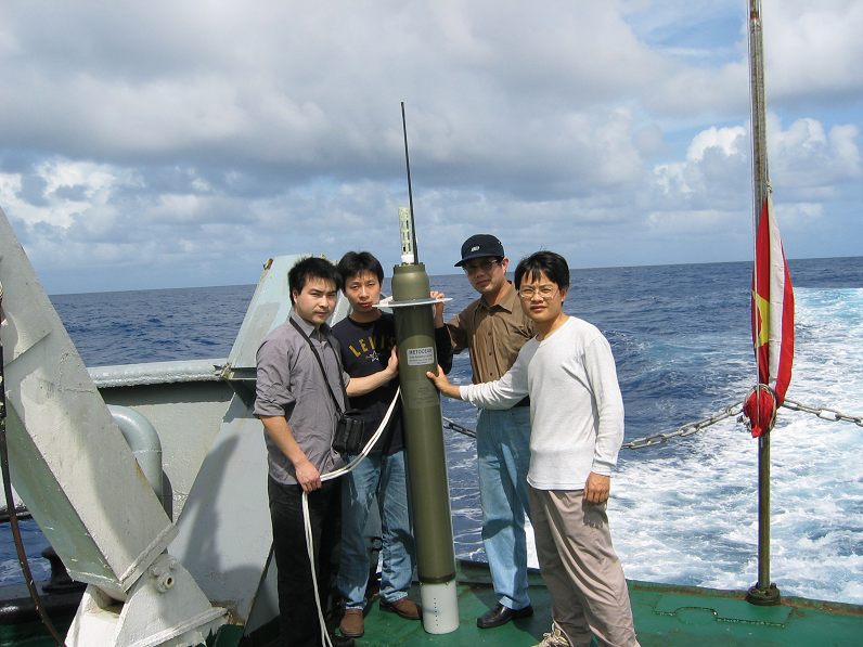 中国Argo实时资料中心团队组织实施我国首个浮标布放专门航次（2002年12月-2003年1月）.png
